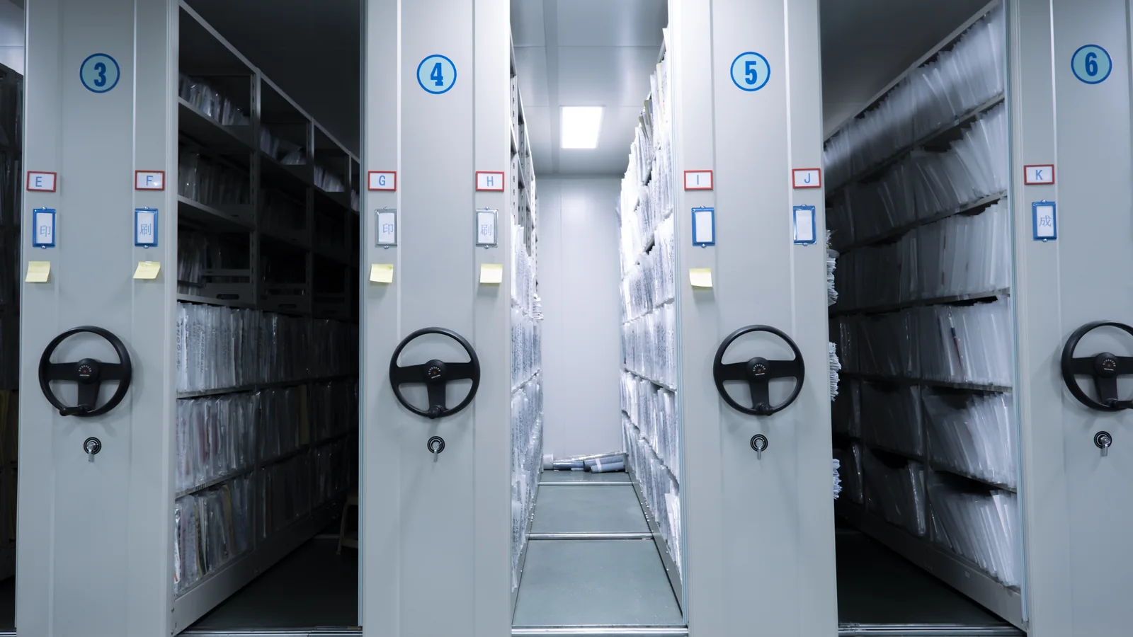 Rayonnages mobiles remplis de dossiers dans une salle d’archives
