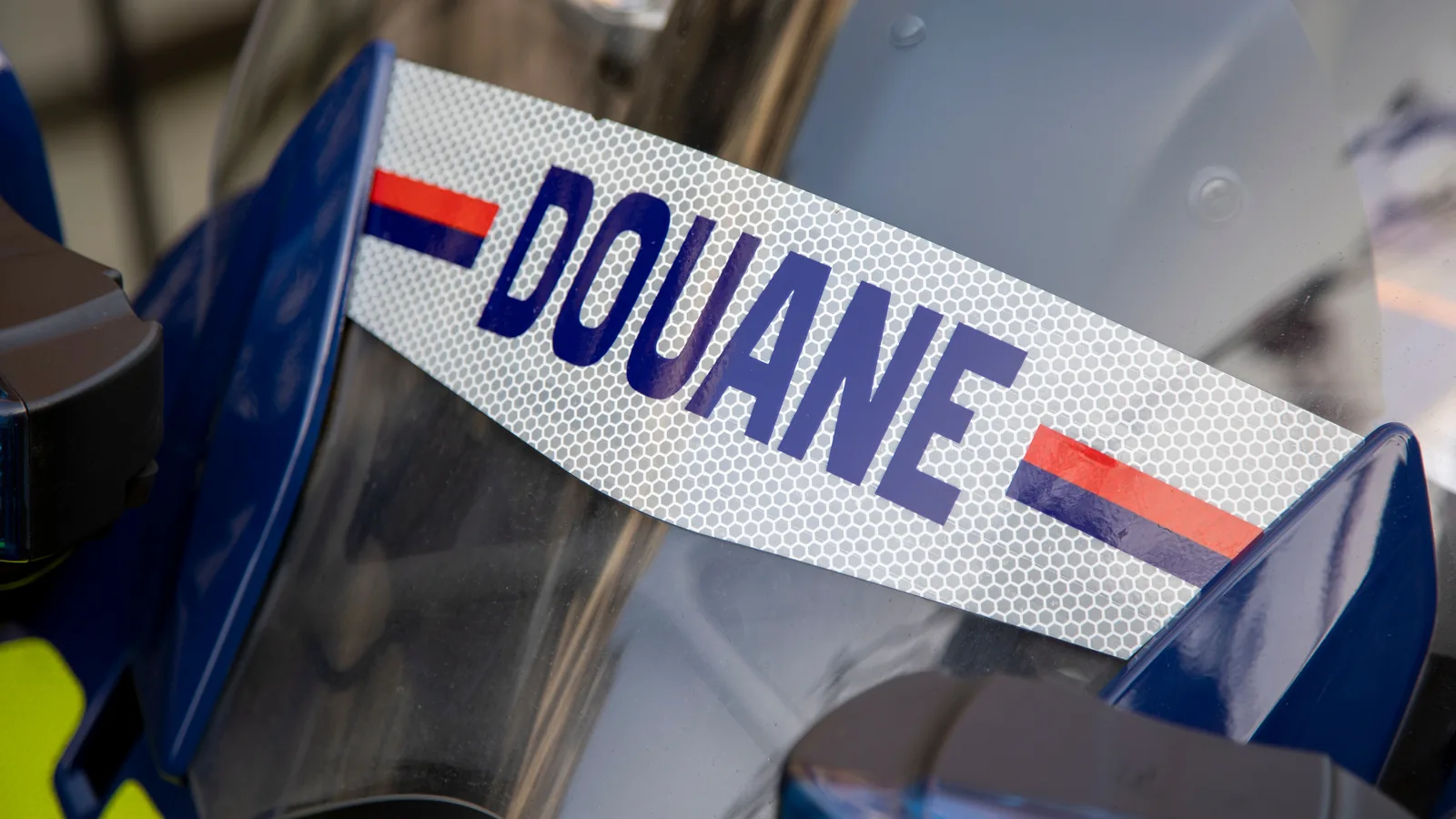 Marquage « DOUANE » sur le pare-brise d’une moto des douanes françaises.