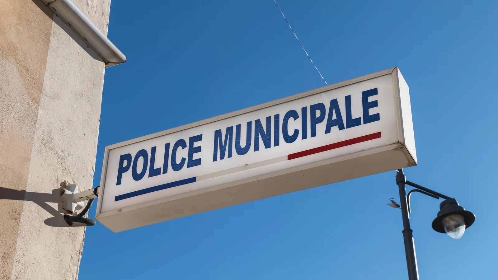 Enseigne « Police municipale » fixée sur la façade d’un bâtiment.