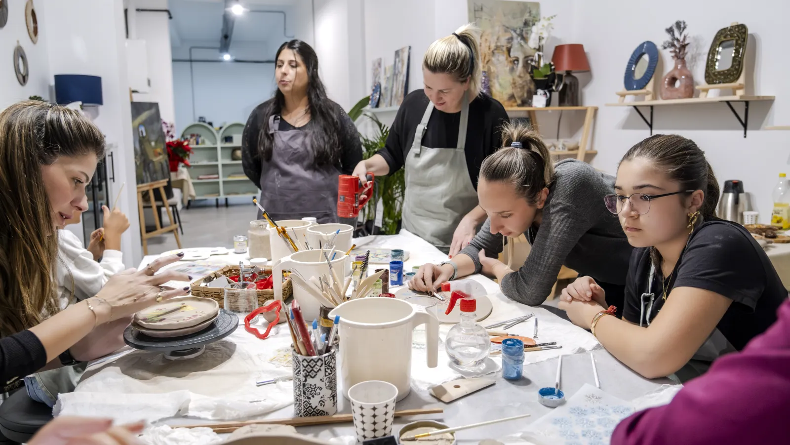 Des participantes réalisent des objets en argile dans un atelier collectif.