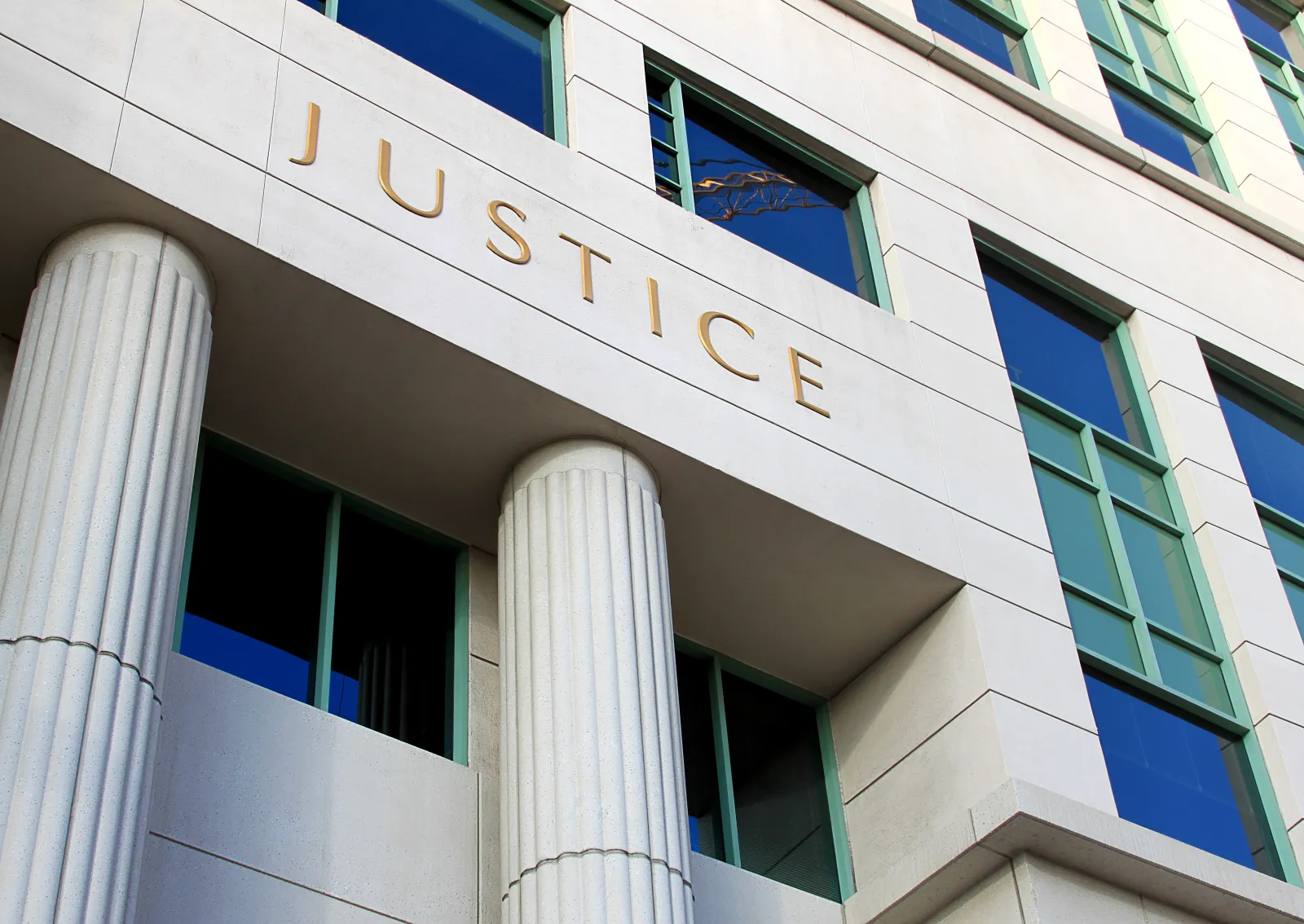 Façade d’un tribunal portant l’inscription Justice.
