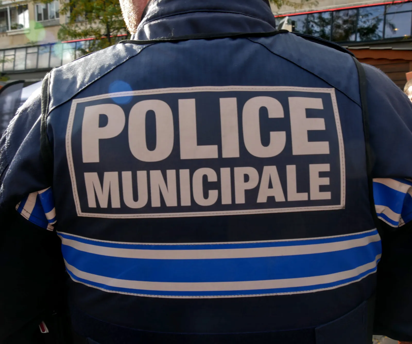 Dos d’un uniforme portant l’inscription Police municipale.