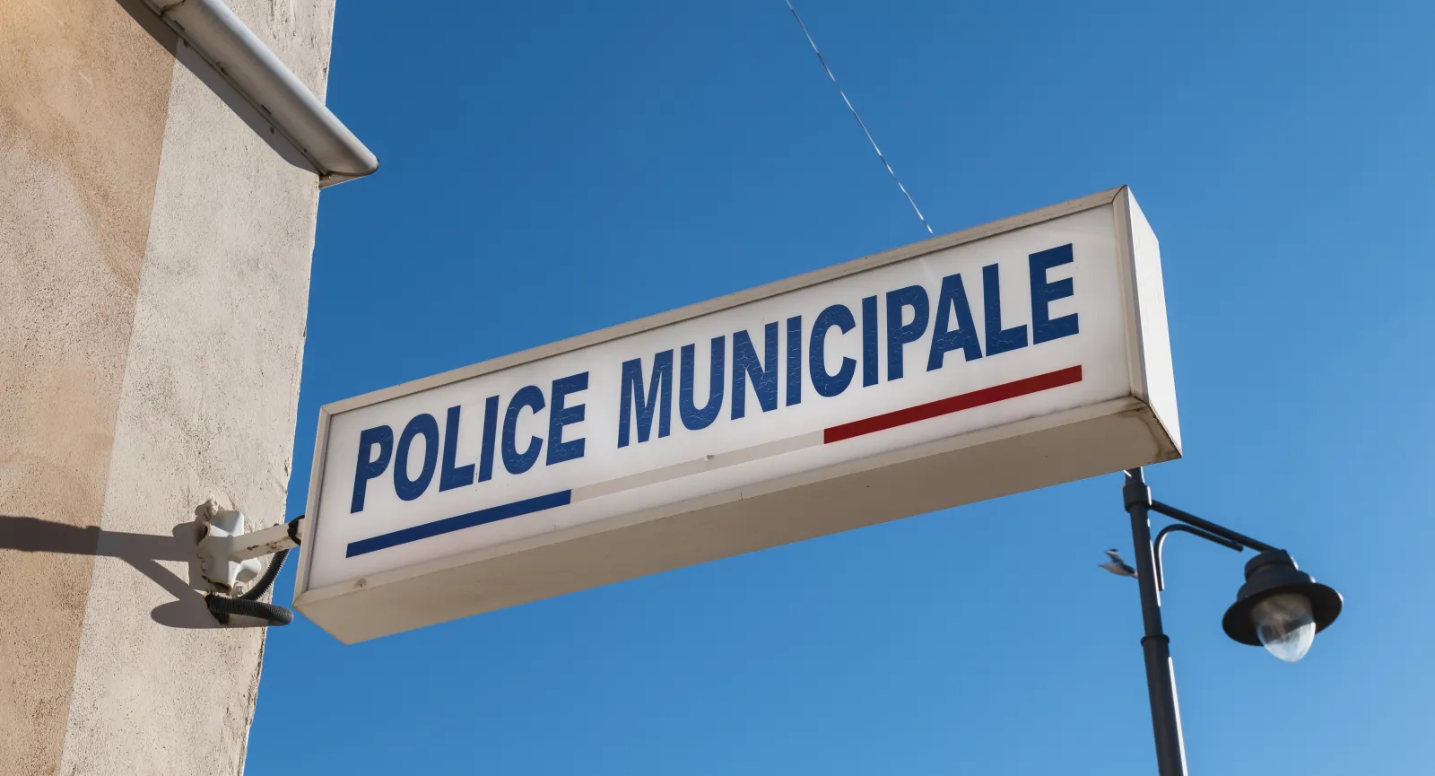 Enseigne Police municipale sur la façade d’un poste.