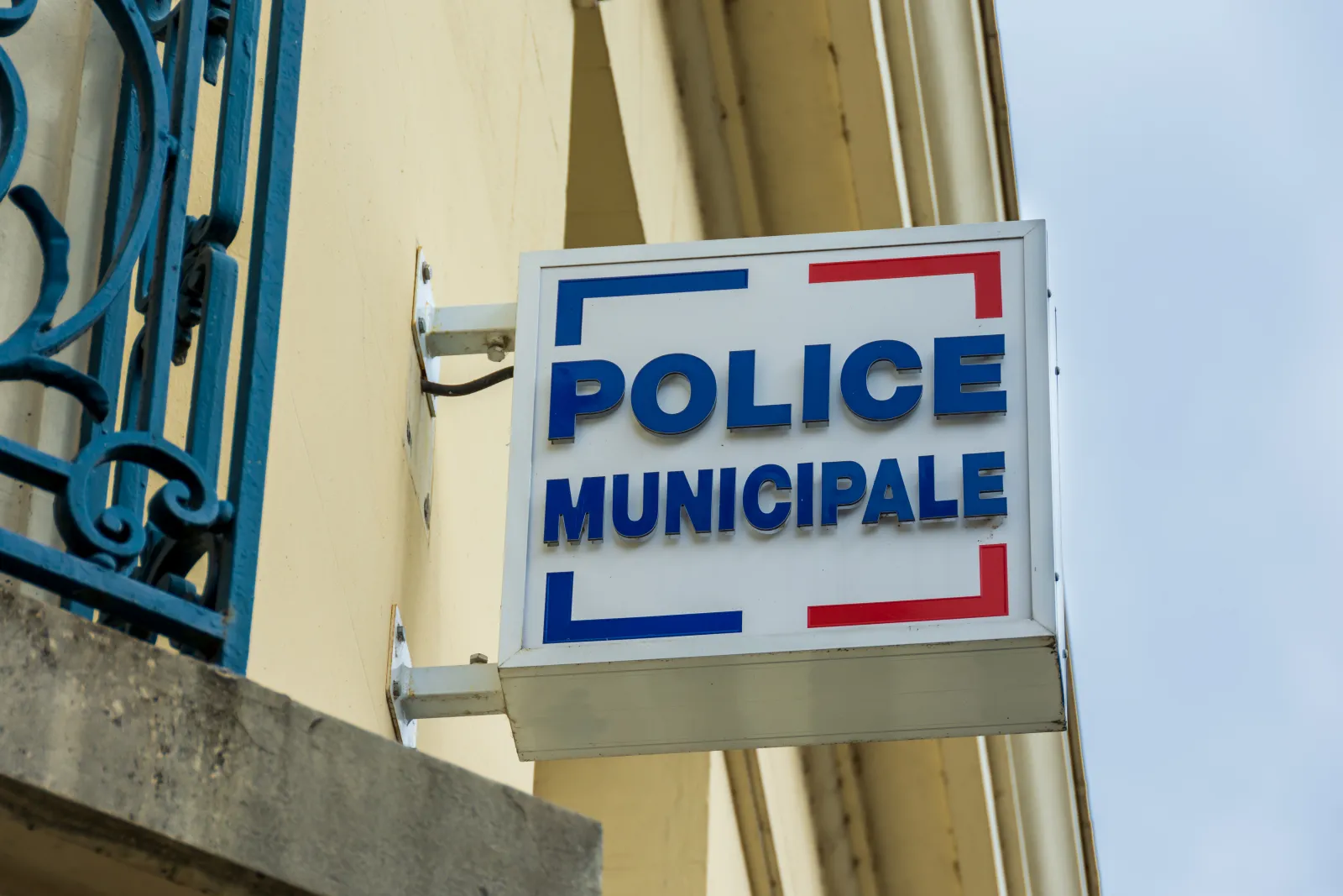 Enseigne Police municipale fixée sur la façade d’un bâtiment.