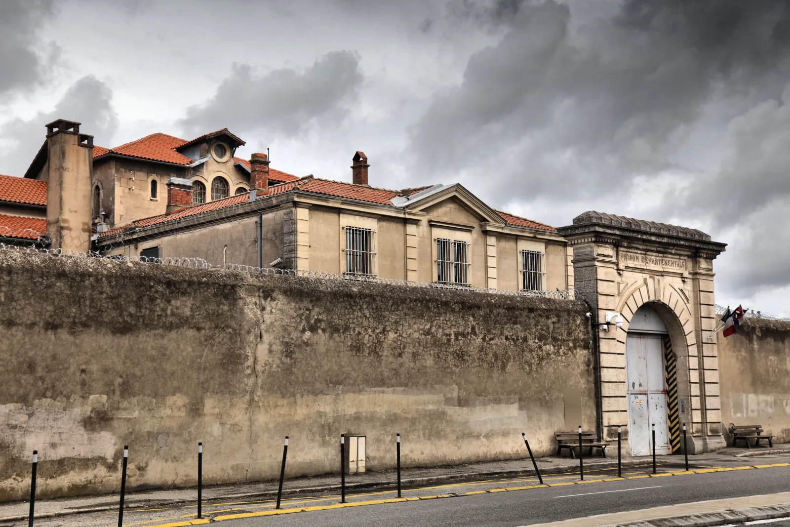 Façade et mur d’enceinte d’un établissement pénitentiaire en France.