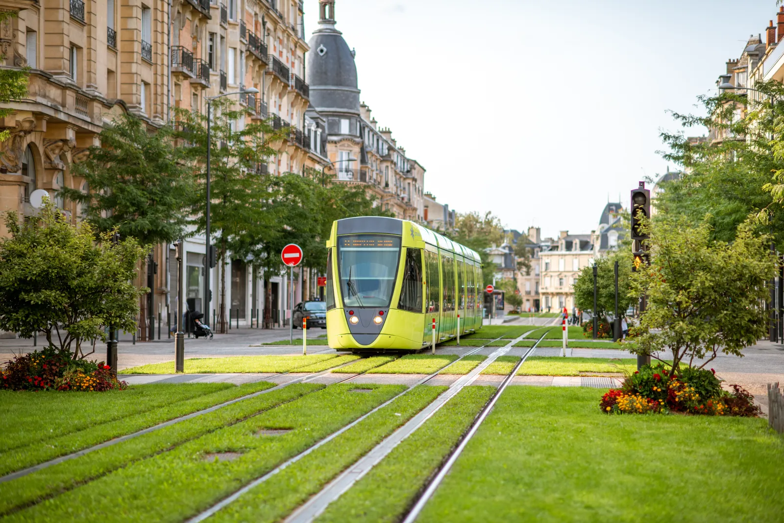 Un tramway circule sur une voie engazonnée à Reims.