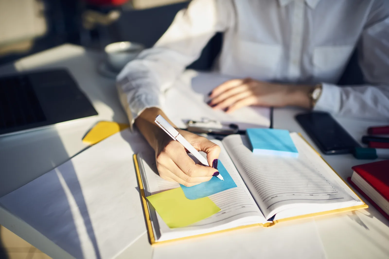 Agenda et notes organisés sur un bureau